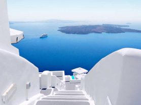 „Volcano“ >Athens – Santorini – Athens