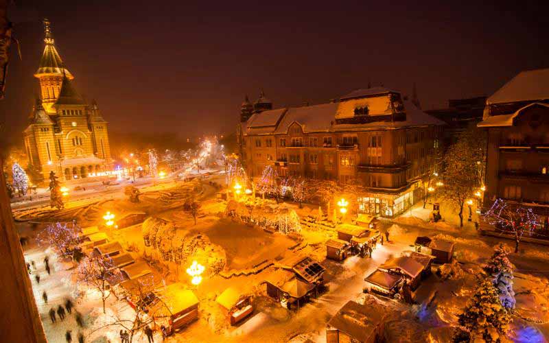 Timisoara-overwinning-square-night-Roemenië-Balkan-europe-the-tours